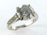 une image d'une bague en diamant sur fond blanc