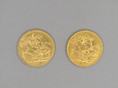 une paire de souverains d'or datant du règne du roi Untel et de la reine Untelle