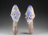 une paire de cuillères en bois sculptées ornées de motifs bleus et blancs
