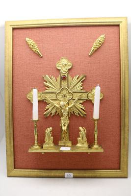 tableau dans un cadre doré représentant un crucifix avec des bougies et une croix