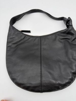 GUESS: sac à main en cuir noir avec ouverture zippé ouvrant …