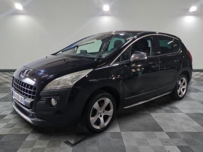 la photo d'une voiture noire garée dans un garage