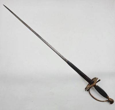 une épée avec une poignée noire et une poignée dorée sur fond blanc