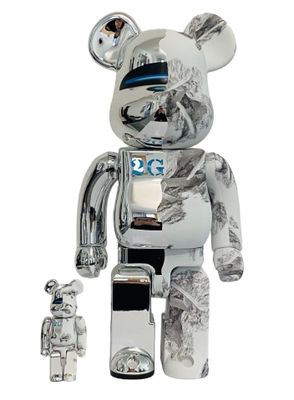 un ours argenté et noir sur fond blanc, un ours noir et blanc sur fond blanc, un ours noir sur fond blanc et un ours noir sur fond