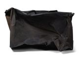 Le grand sac noir est posé par terre, près d'un mur blanc.