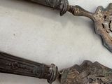 two spoons that are sitting next to each other on a table