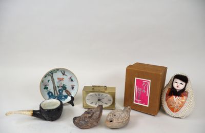 une petite collection de figurines miniatures comprenant une horloge, une théière, une tasse à thé et une théière