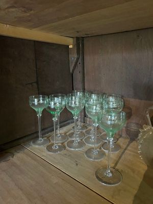 Des bouteilles et des verres sont alignés sur une étagère dans une pièce