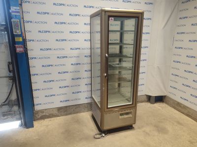 une photo d'une vitrine à porte vitrée dans une pièce