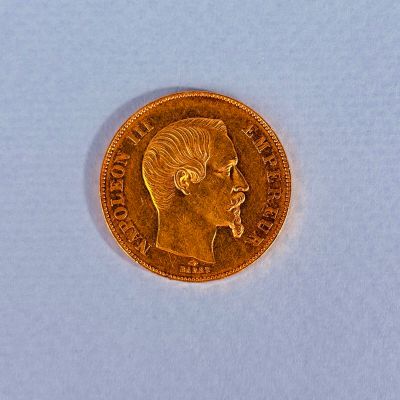 une pièce d'or sur laquelle figure le visage d'un homme