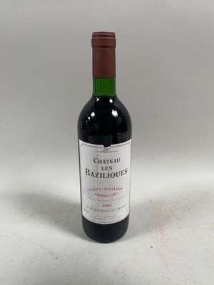 une bouteille de vin posée sur une table