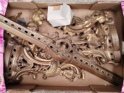 une boîte contenant un couteau et d'autres objets