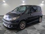 la photo d'une petite voiture noire garée dans un garage