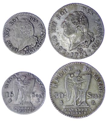 quatre types différents de pièces d'argent sur fond blanc