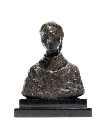 statue d'une femme assise sur un rocher, posée sur un socle noir