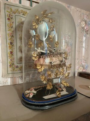 un dôme de verre avec une horloge à l'intérieur sur une table