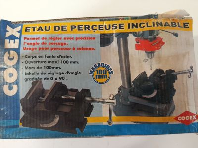 L'illustration figurant sur la boîte montre qu'elle contient un mode d'emploi pour fabriquer un étau de table.