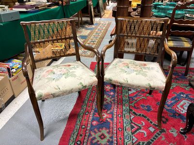 Paire de fauteuils à accotoir garni de tissu fleuri moderne