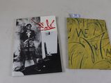 deux livres posés sur la table, couverts de graffitis