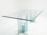 une table en verre avec un plateau en verre sur fond blanc