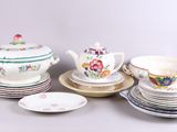 de nombreuses assiettes, tasses et soucoupes posées sur une table