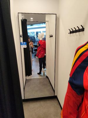 un homme se prenant en photo dans le miroir