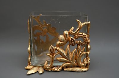 un vase en verre orné d'un motif doré
