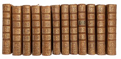une pile de vieux livres empilés les uns sur les autres