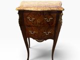 une commode ancienne avec dessus en marbre
