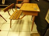 une table et des chaises dans une pièce où il y a des tableaux accrochés au mur