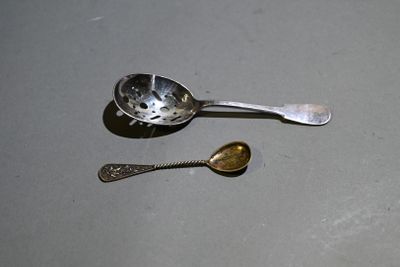 une cuillère en argent et une cuillère en argent posées sur une table