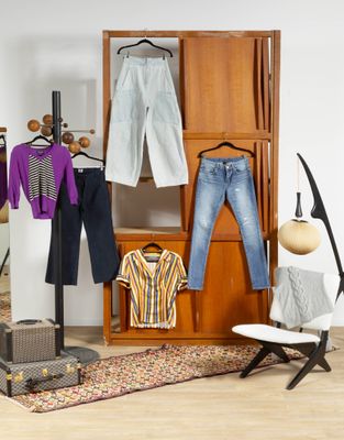 une photo d'un placard avec des vêtements sur des cintres