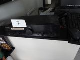 un ordinateur portable posé sur un bureau, à côté d'un clavier