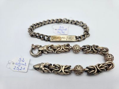 deux bracelets en argent et un bracelet en argent muni d'une plaque portant un nom