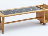 une petite table en bois recouverte d'un plateau en carrelage