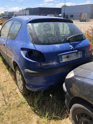 une voiture bleue garée à côté d'une voiture noire