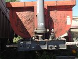 un wagon garé à côté d'un bâtiment