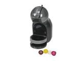 La cafetière est posée à côté de quelques pots de confiture sur la table.