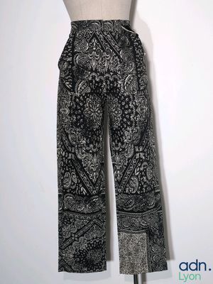 un pantalon à motifs cachemire noir et blanc sur un mannequin, un mannequin, un mannequin, un mannequin, un mannequin, un mannequin, un mannequin, un mannequin, un mannequin, un mannequin, un mannequin, un mannequin, un mannequin, un mannequin, un mannequin, un mannequin, un mannequin, un mannequin, un mannequin, un mannequin, un mannequin, un mannequin, un mannequin, un mannequin, un mannequin, un mannequin, un mannequin, un mannequin, un mannequin, un mannequin, un mannequin, un mannequin, un mannequin, un