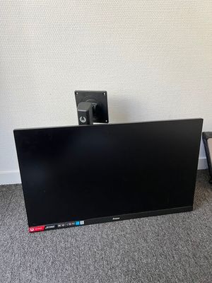 un téléviseur posé par terre à côté d'une chaise