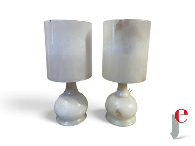 une paire de lampes de table en marbre blanc, chacune munie d'un abat-jour