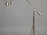 l'image d'une lampe posée sur une table