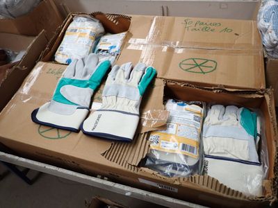 Des boîtes de gants et des gants sont posés sur une table dans une pièce