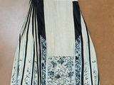 une photo d'une jupe à motifs bleus et blancs