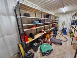 un garage rempli d'outils, avec des outils rangés sur les étagères