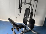une photo d'un ensemble d'appareils de musculation installés sur un sol bleu