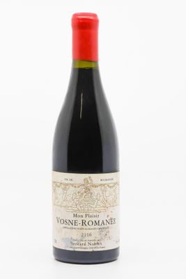la bouteille de vin est posée sur une surface blanche