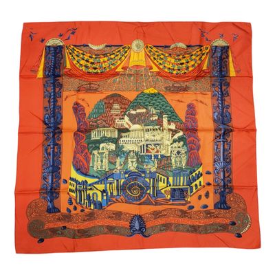 un foulard en soie orange orné d'une illustration représentant un palais