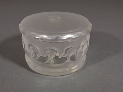 un récipient en verre transparent muni d'un couvercle, posé sur une table