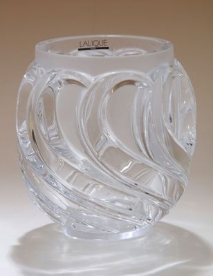 un vase en verre transparent posé sur une table